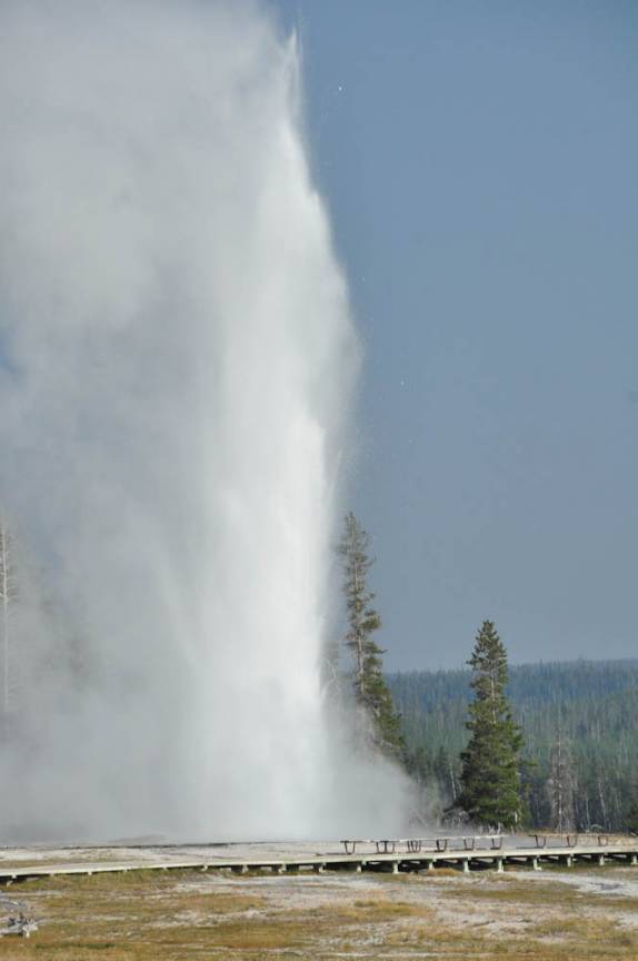 A magnífica erupção do Grand Geiser, no Yellowstone National Park, em Wyoming, nos Estados Unidos
